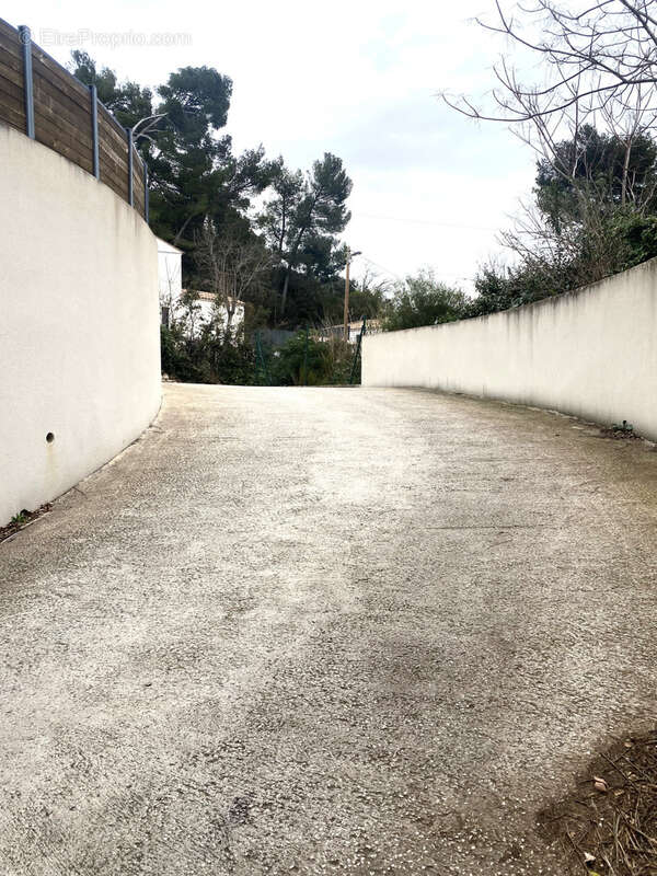 Parking à LA PENNE-SUR-HUVEAUNE