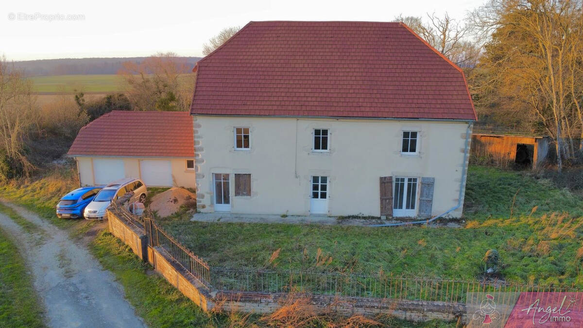 Maison à MONTMIREY-LE-CHATEAU