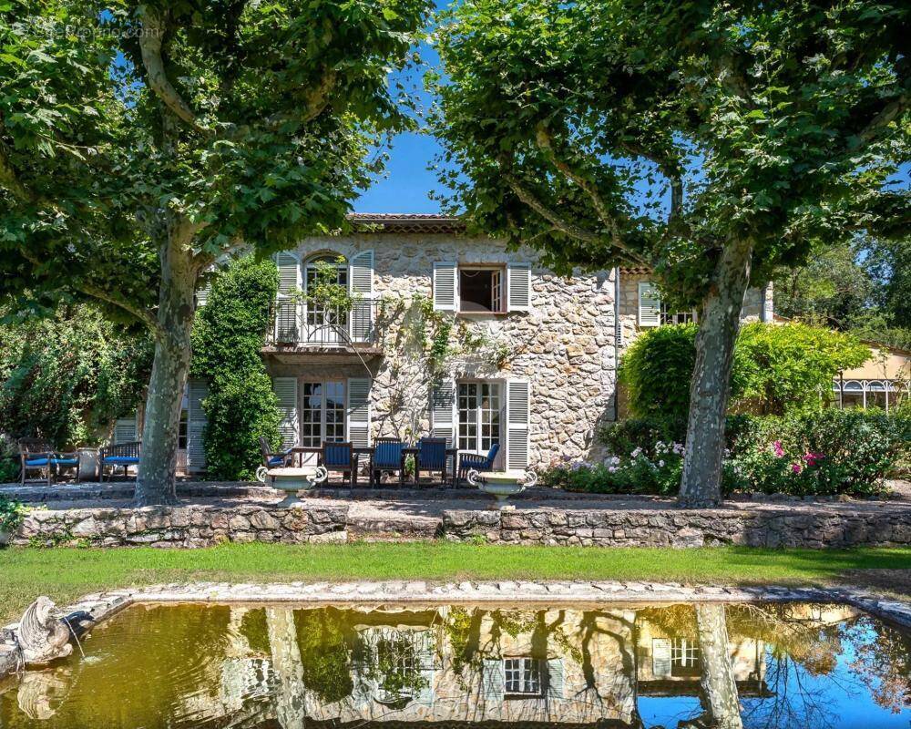 Maison à CHATEAUNEUF-GRASSE