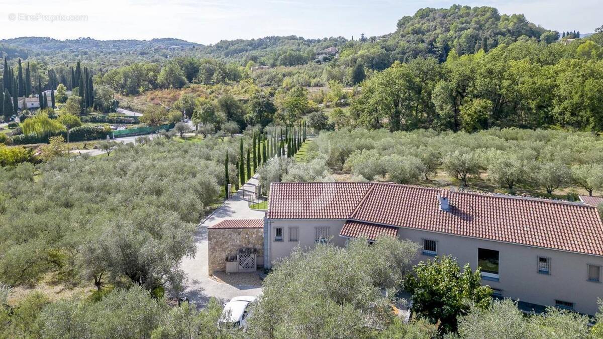 Maison à CHATEAUNEUF-GRASSE