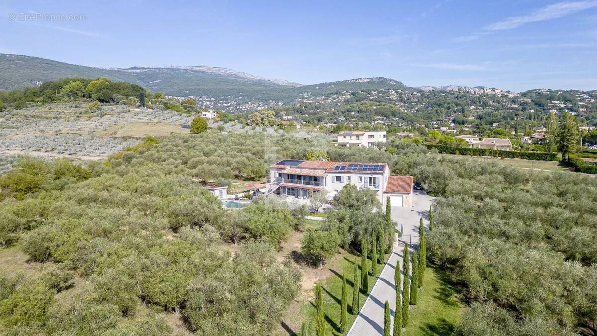 Maison à CHATEAUNEUF-GRASSE