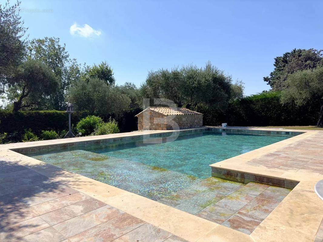 Maison à CHATEAUNEUF-GRASSE