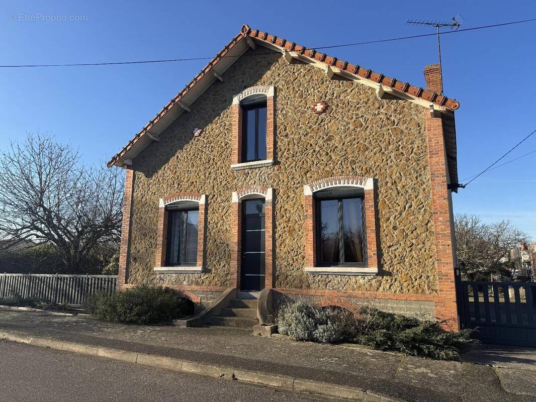   - Maison à THOUARS