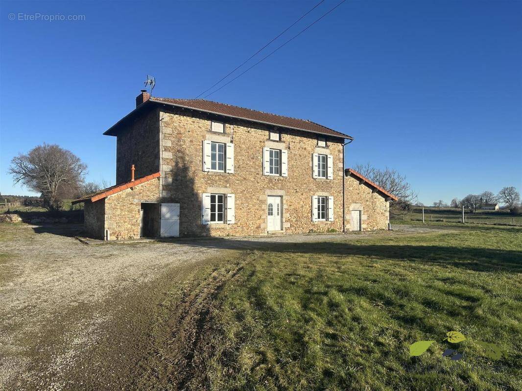 Maison à SAINT-LEONARD-DE-NOBLAT