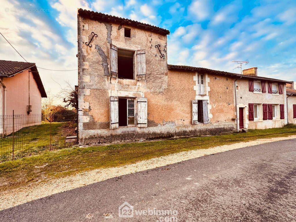 Dans un petit hameau à 4 km de Coulombiers. - Maison à COULOMBIERS