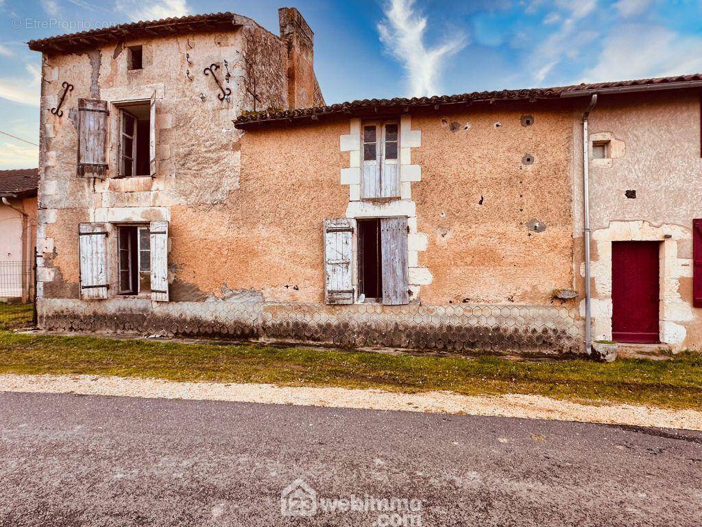 Maison de 175 m2, à rénover, - Maison à COULOMBIERS