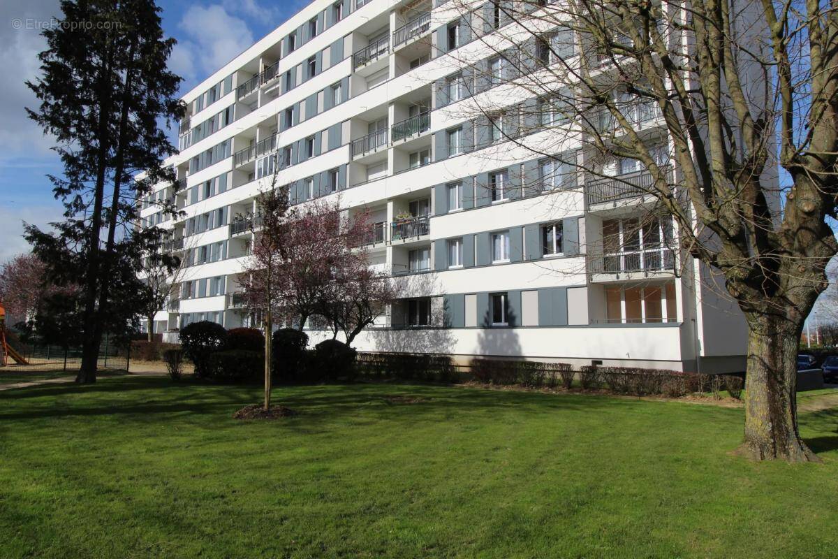 Appartement à LES CLAYES-SOUS-BOIS