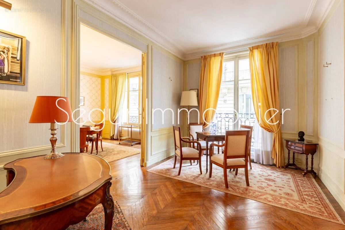 Appartement à PARIS-16E