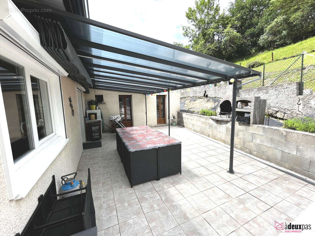 terrasse avec un accès piscine - Maison à FIRMINY