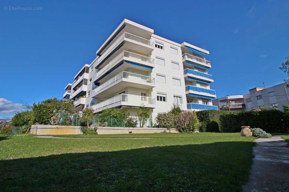 Appartement à SAINT-LAURENT-DU-VAR