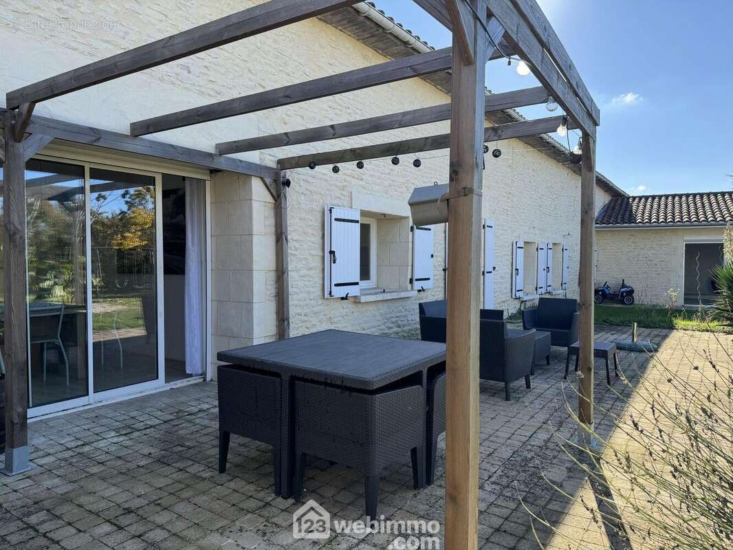 ... et la terrasse pavée avec pergola, côté jardin, - Maison à AVANTON