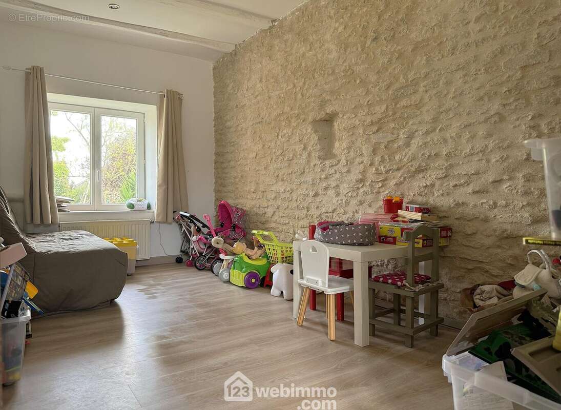 2 chambres de 11 et 16 m2, - Maison à AVANTON