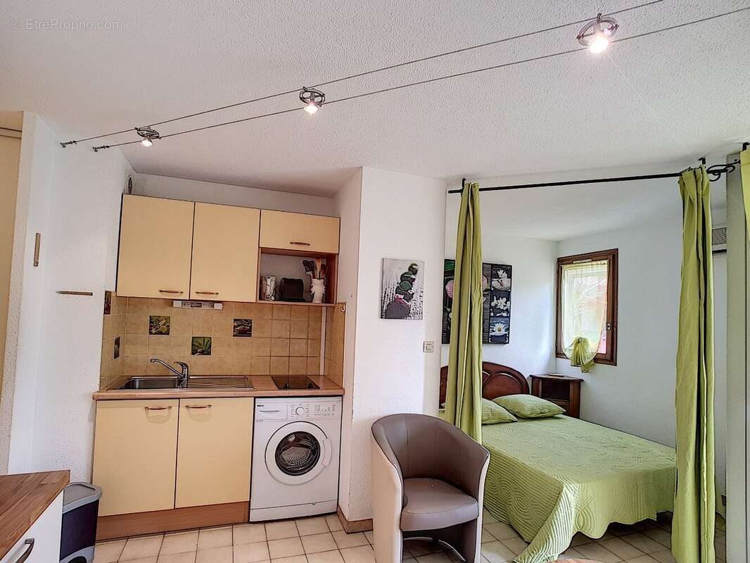 Appartement à COMBES