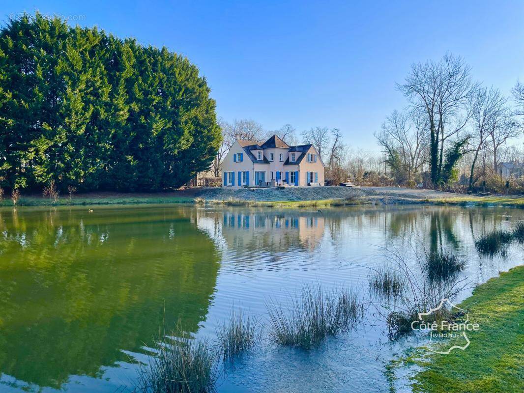 Maison à ESCOLIVES-SAINTE-CAMILLE