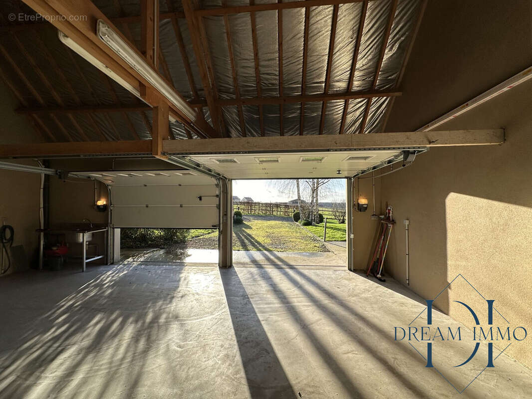 Double garage isolé avec portes motorisées - Maison à CIVIERES