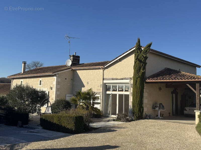 Maison à SAINT-LAURENT-DES-COMBES