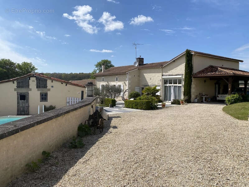 Maison à SAINT-LAURENT-DES-COMBES