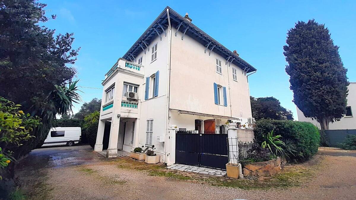 Immeuble bourgeois - Appartement à ANTIBES