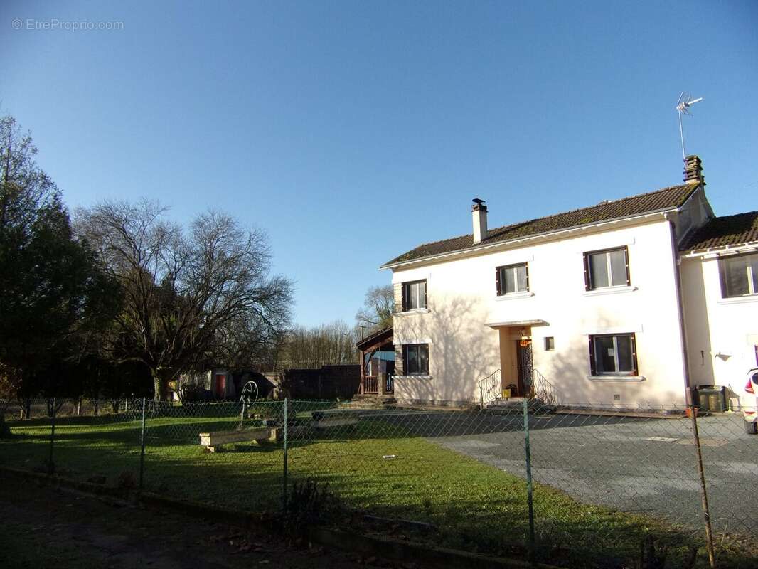 Maison à CHEF-BOUTONNE