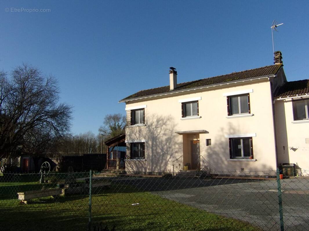 Maison à CHEF-BOUTONNE