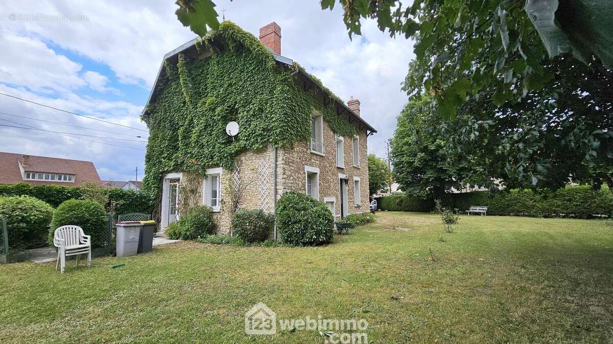 Venez découvrir cette belle maison bourgeoise de 144 m². - Maison à MILLY-LA-FORET