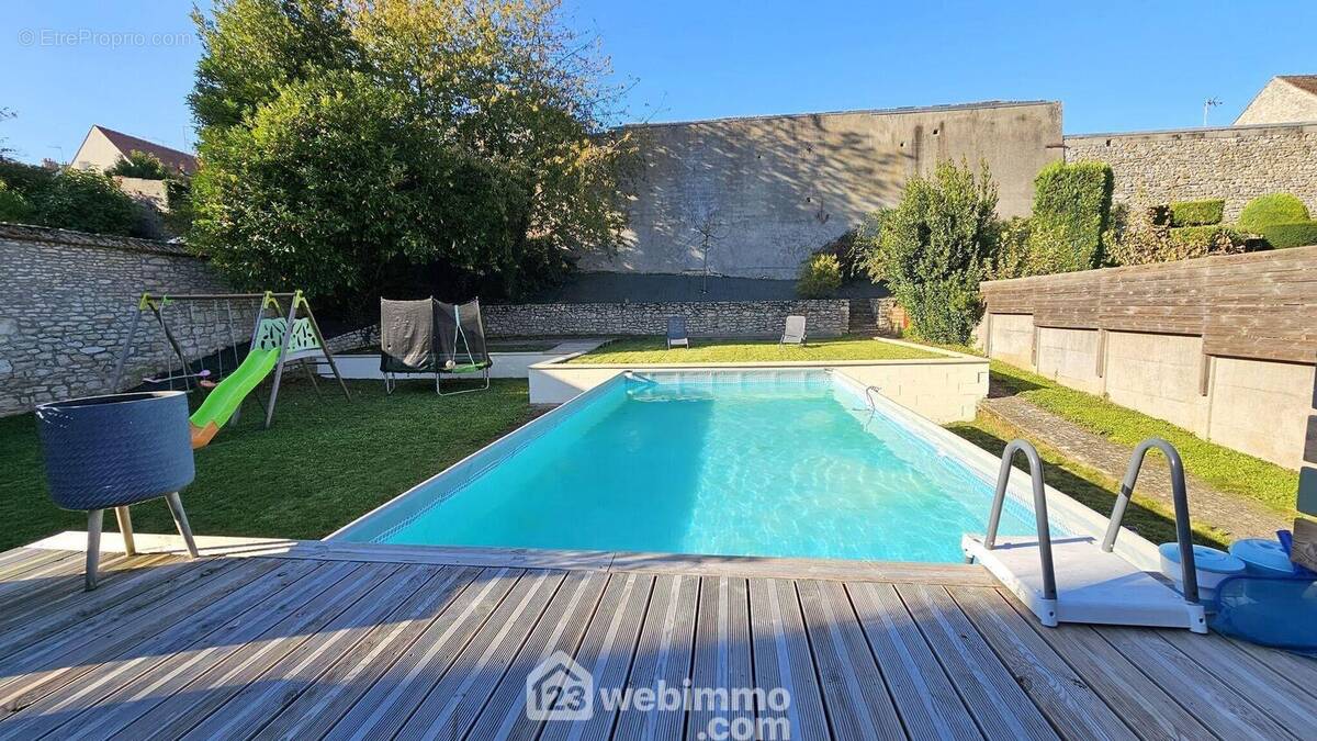 Une piscine hors sol de 8X4 mètres sécuriée. - Maison à MILLY-LA-FORET