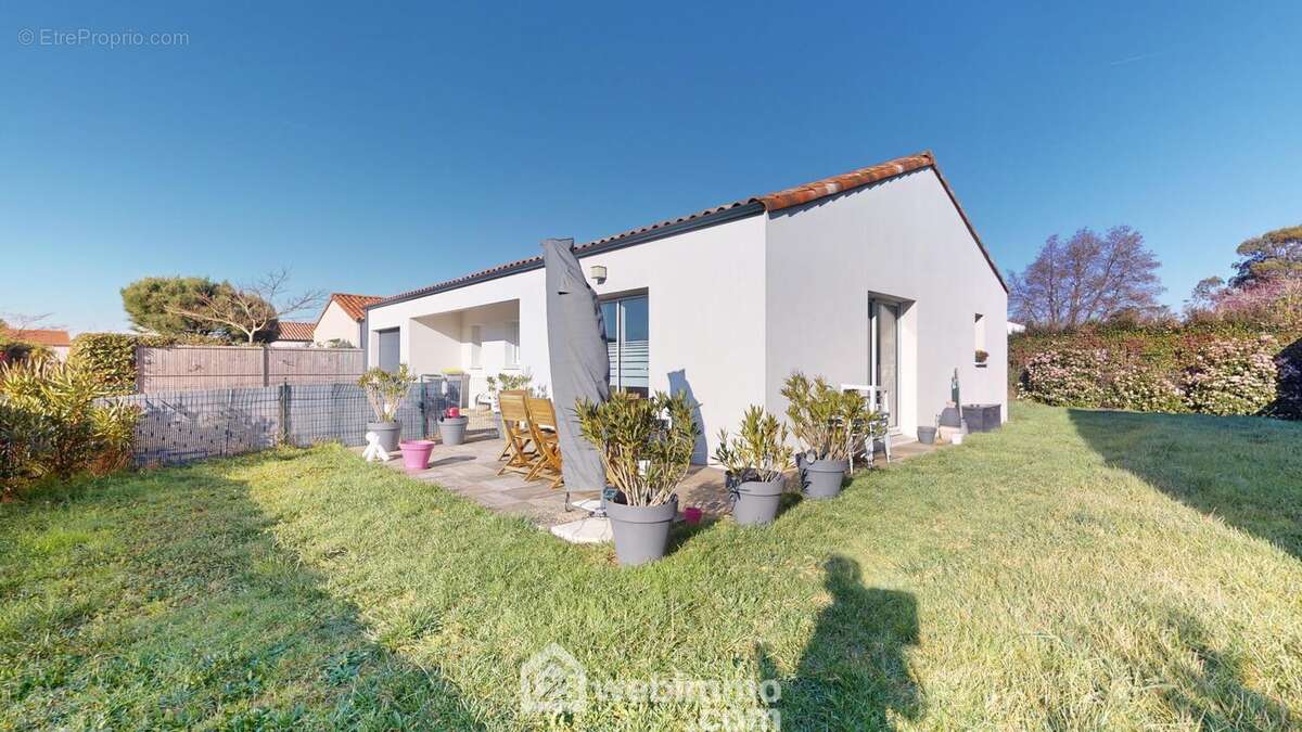 Façade, terrasse, jardin. - Maison à JARD-SUR-MER