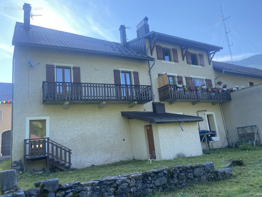 Appartement à CHEZERY-FORENS