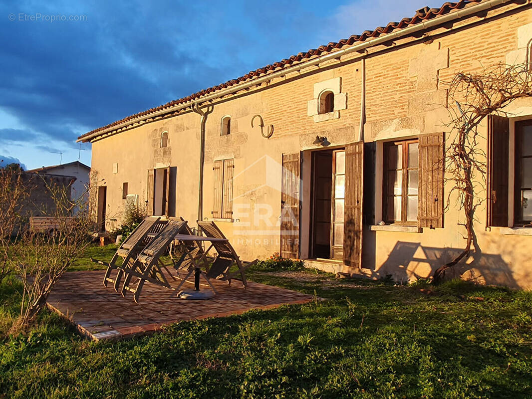 Maison à LA ROCHE-CHALAIS