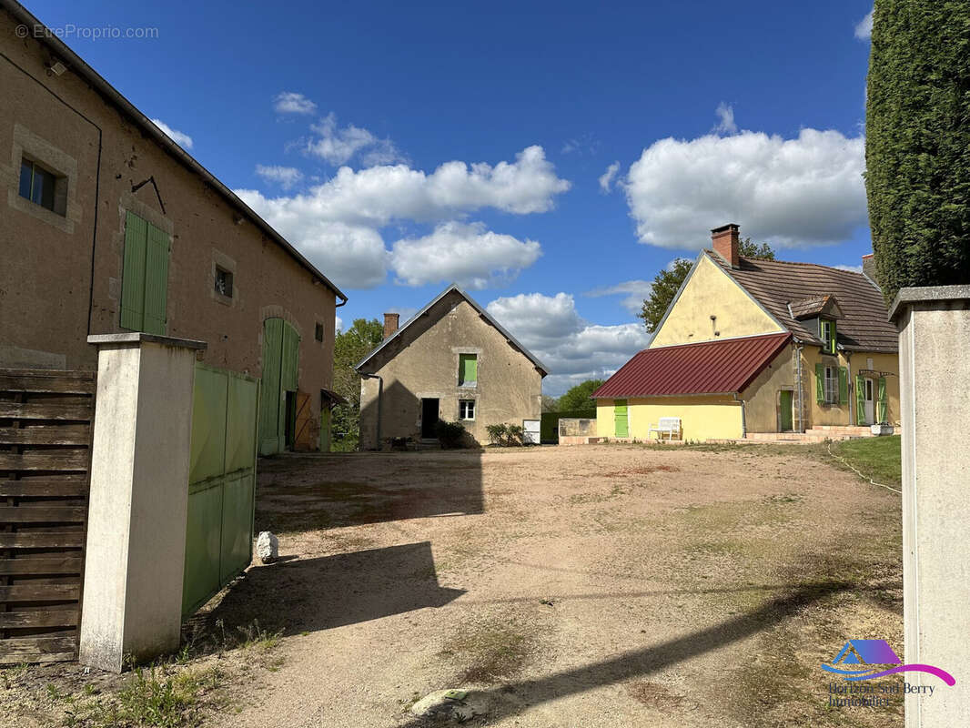 Ensemble - Maison à SAINT-ELOY-D&#039;ALLIER