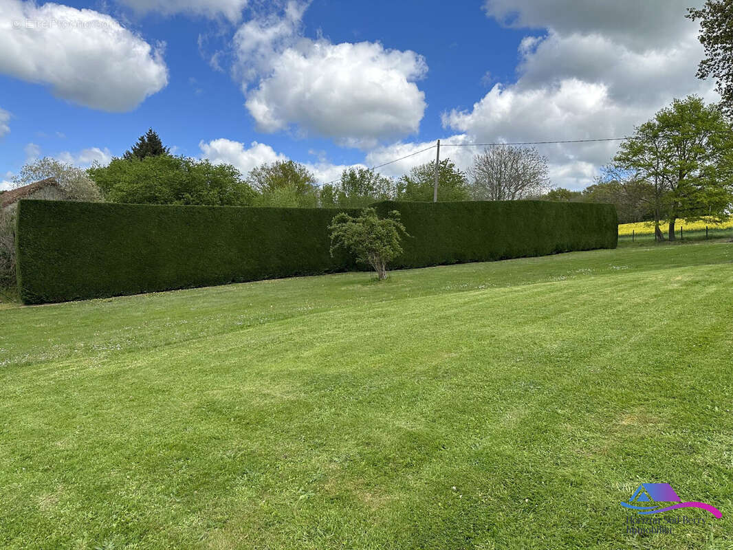 Jardin - Maison à SAINT-ELOY-D&#039;ALLIER