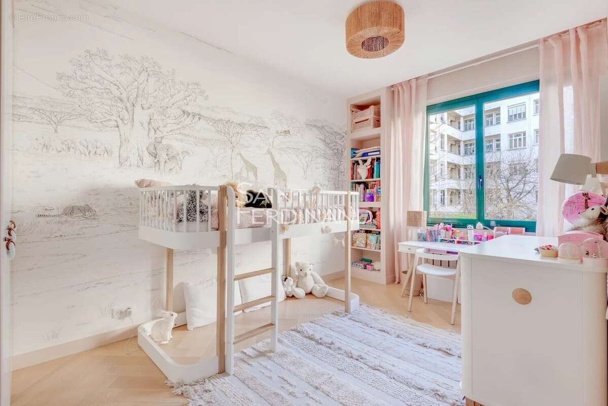 Appartement à NEUILLY-SUR-SEINE