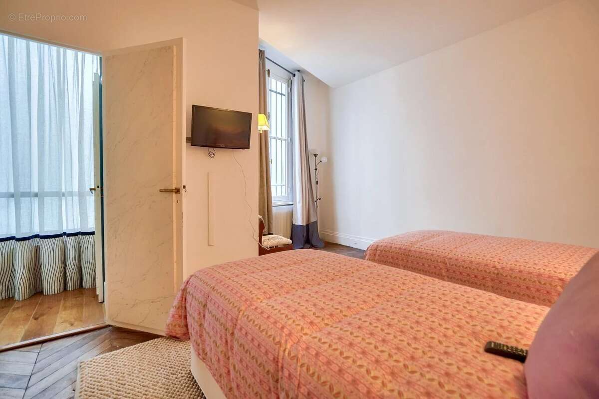 Appartement à PARIS-1E