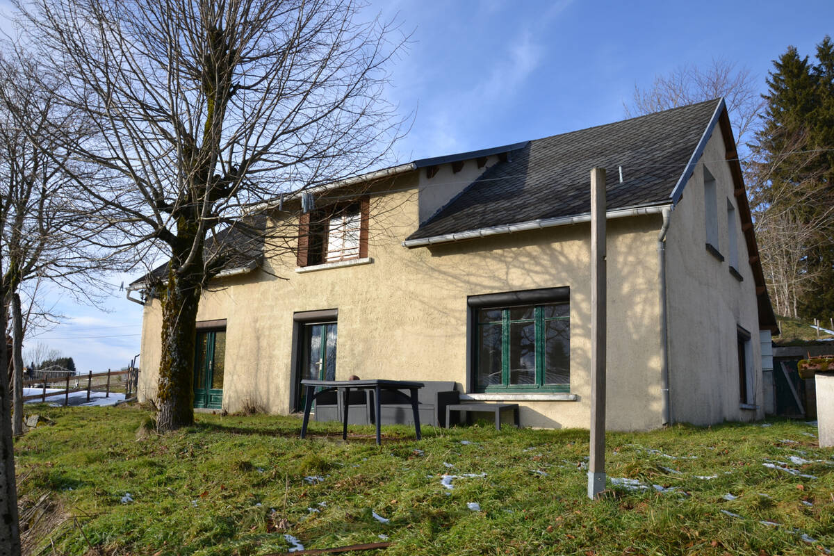 Maison à LA TOUR-D&#039;AUVERGNE