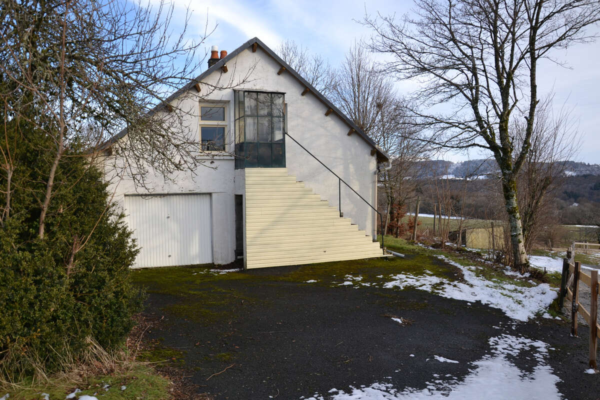 Maison à LA TOUR-D&#039;AUVERGNE