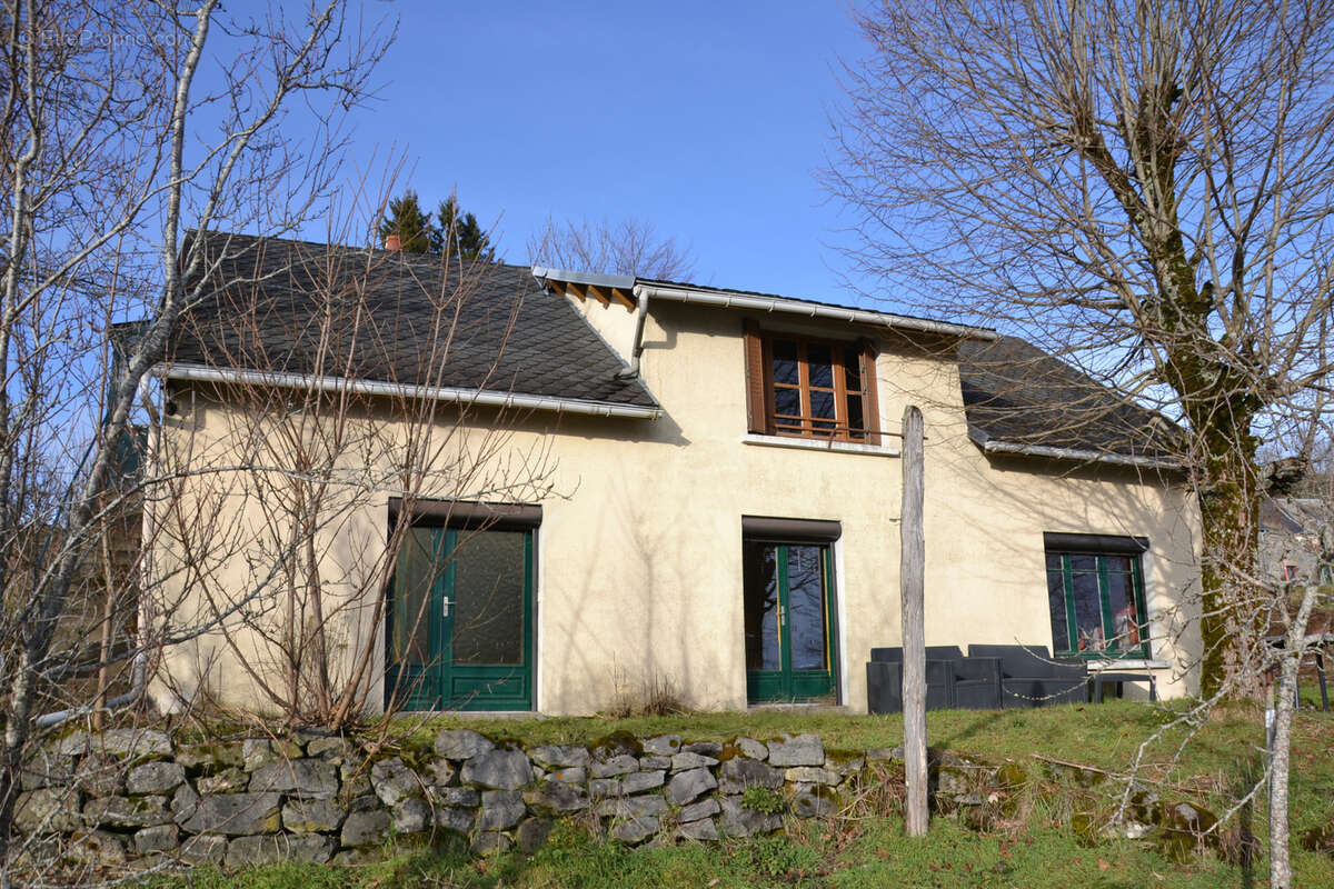 Maison à LA TOUR-D&#039;AUVERGNE