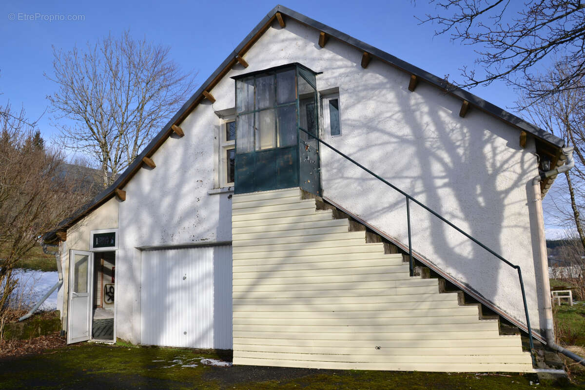 Maison à LA TOUR-D&#039;AUVERGNE