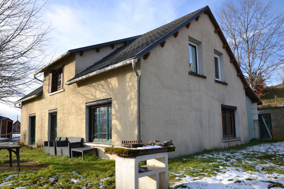 Maison à LA TOUR-D&#039;AUVERGNE