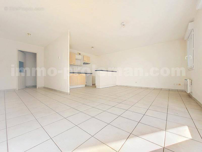 Appartement_T3_Vetraz-Monthoux_belle_superficie_prox_frontière_Suisse_tram__direction_GENEVE_Secteur_Verdoyant__Frontaliers_Moderne_Piscine_Salon_ - Appartement à VETRAZ-MONTHOUX