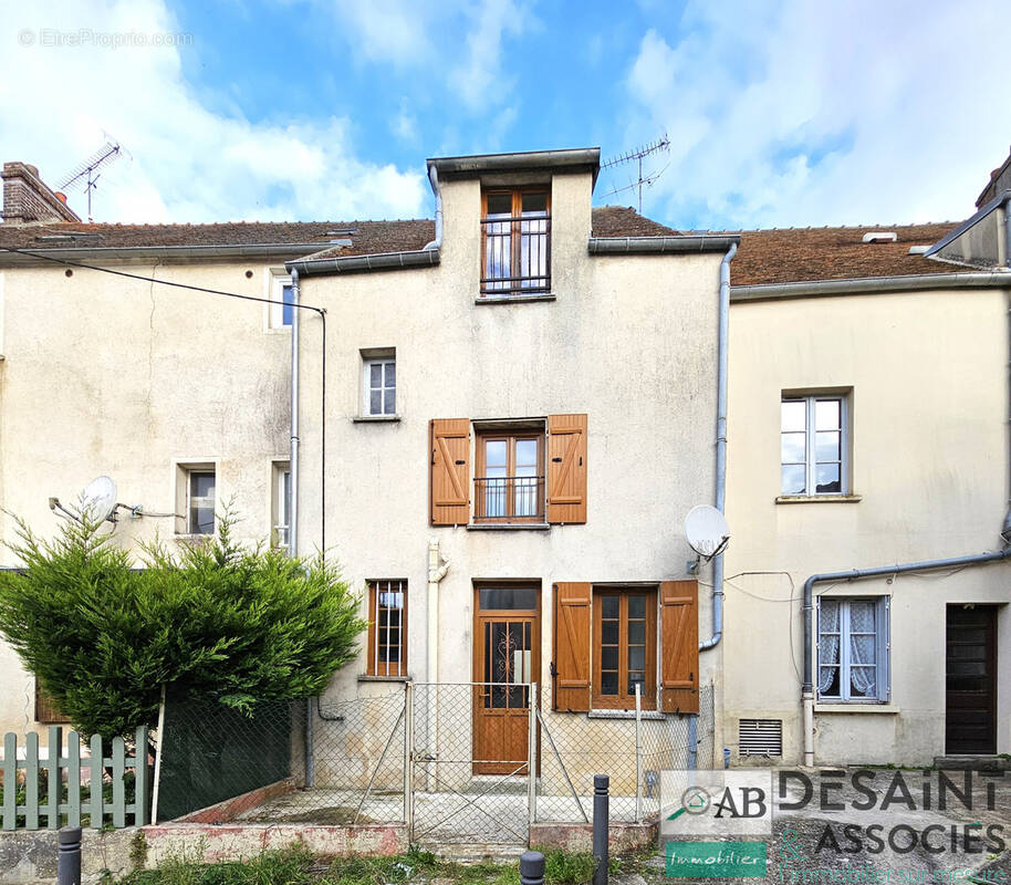 Maison à VILLENEUVE-LE-COMTE