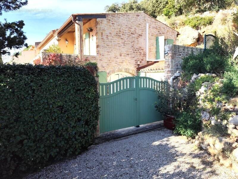 Maison à VINS-SUR-CARAMY