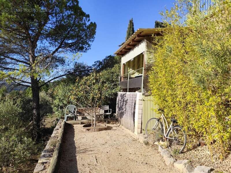 Maison à VINS-SUR-CARAMY