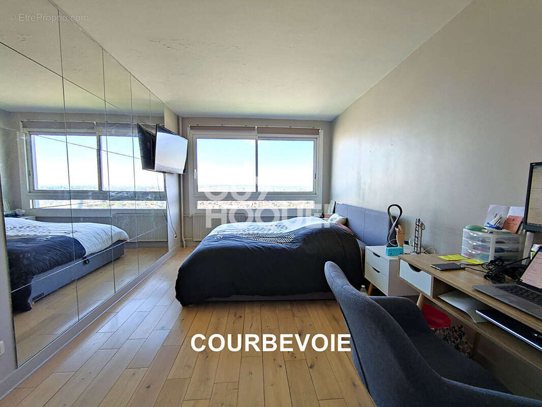 Appartement à COURBEVOIE