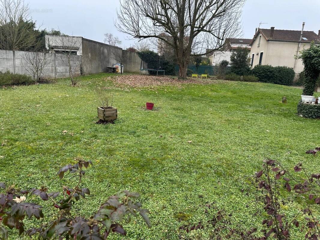 Terrain à VAIRES-SUR-MARNE