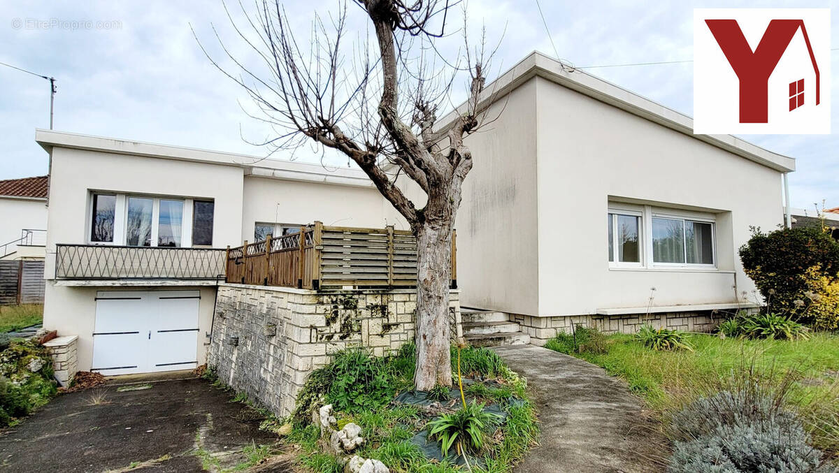 Façade rue avec terrasse - Maison à ETAULES