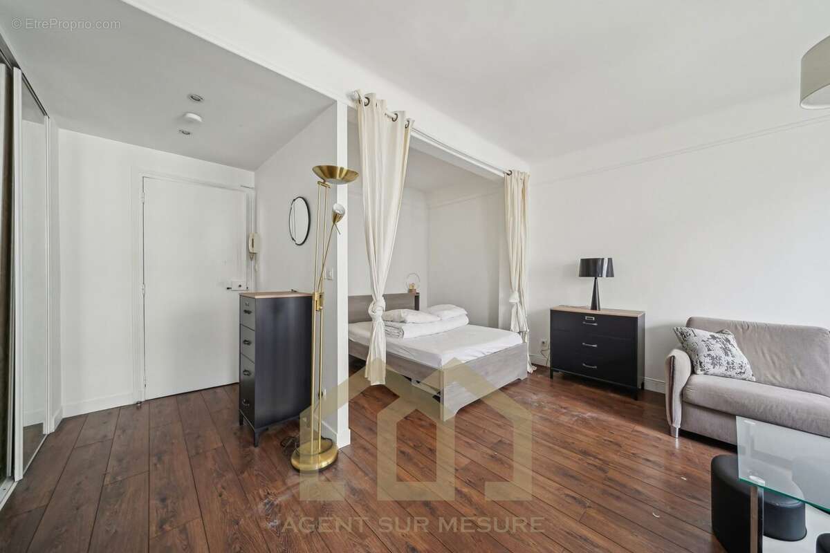 Coin chambre et entrée  - Appartement à PARIS-16E