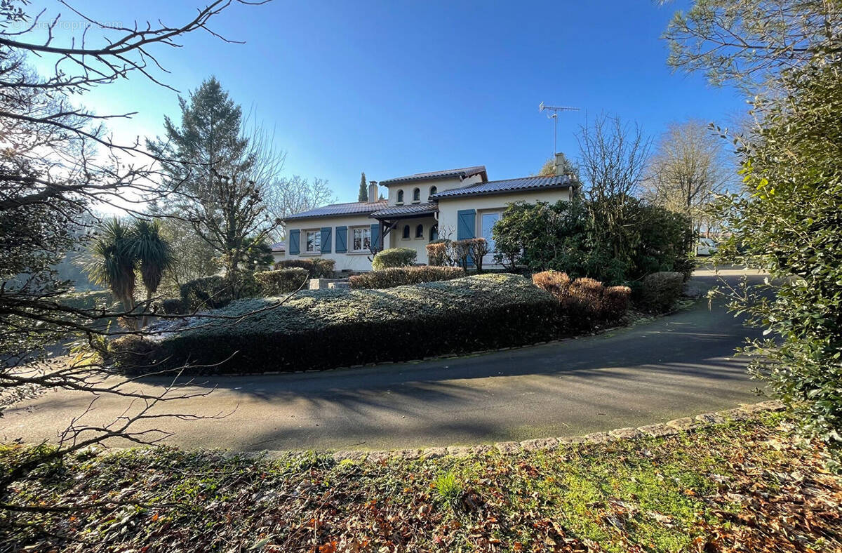 Maison à MONTFAUCON-MONTIGNE