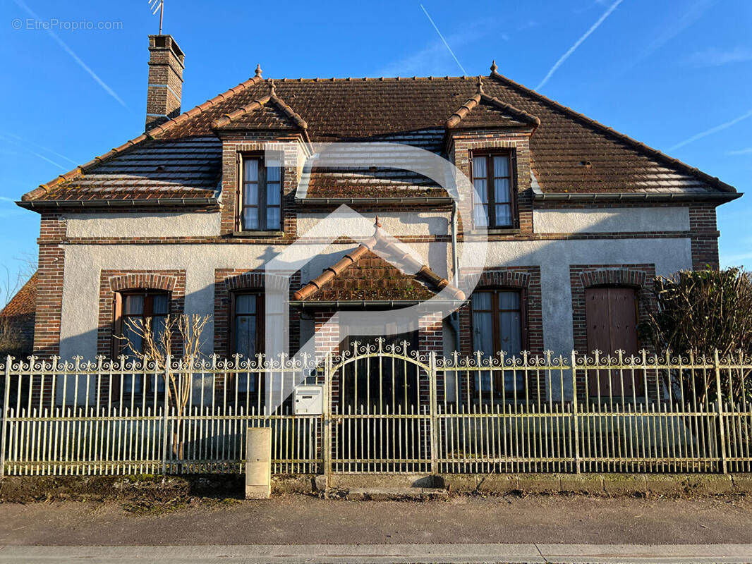 Maison à CHATRES