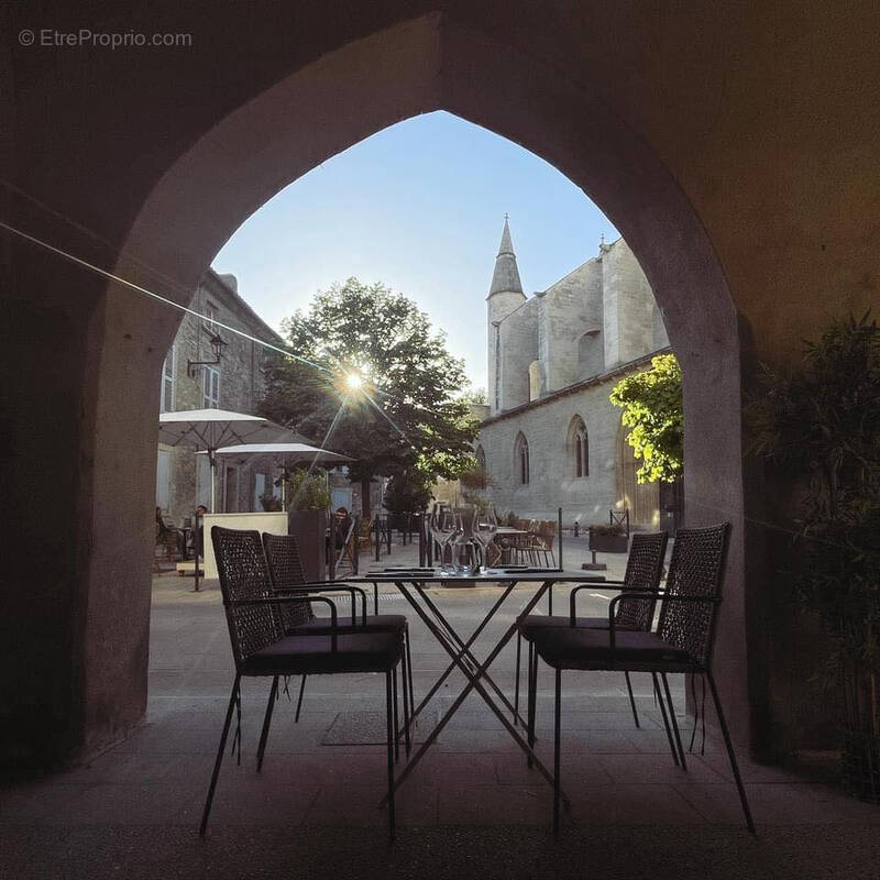 Commerce à VILLENEUVE-LES-AVIGNON