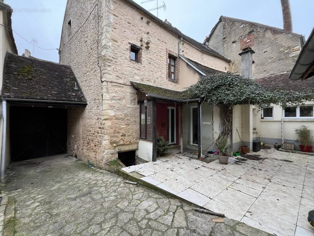 Appartement à LIGNY-LE-CHATEL